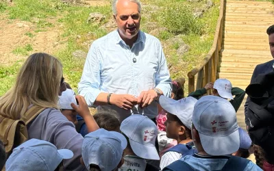 El alcalde saluda a escolares del CEIP Carteia en el Pinar del Rey