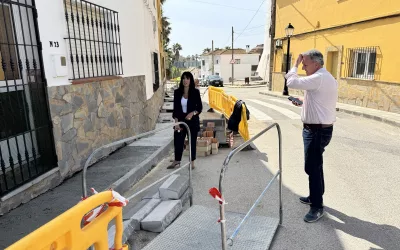 Acerado en la calle Iglesia de Torreguadiaro
