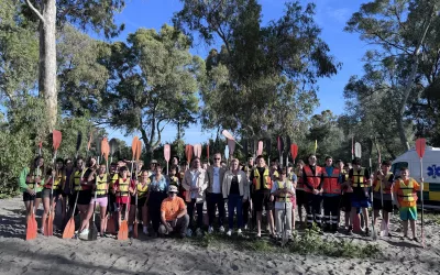 Unos 250 estudiantes de Primero de ESO disfrutan de unos paseos en kayak por el río Guadiaro