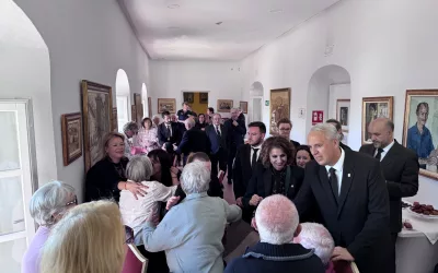 Mayores ven la Magna desde los balcones del Palacio