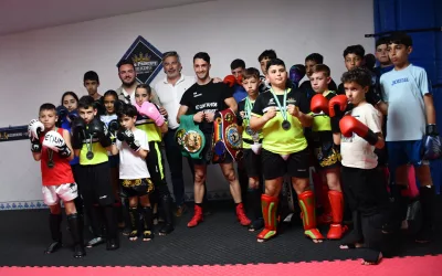 Visita de Vega al Club Don Príncipe, una entidad histórica del boxeo que se ha mudado a Campamento