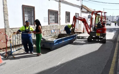 Obras y Servicios realiza la reposición del acerado de la calle Pi i Margall