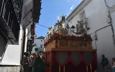 Jesucristo Resucitado procesiona con fervor por las calles de San Roque