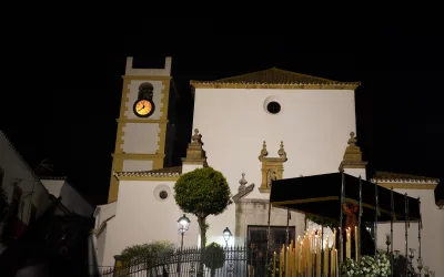Salida de Nuestra Señora de la Soledad en la madrugada del Viernes Santo