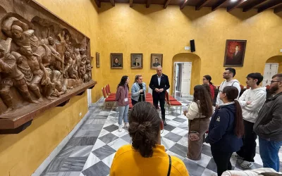 El alcalde destaca como ejemplo de superación el trabajo en prácticas de la joven Blanca Espinosa