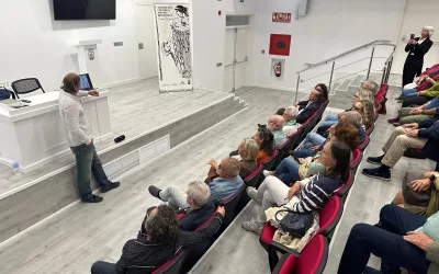 Juan Galiardo realiza la segunda conferencia sobre memoria histórica y música, organizada por Amigos de la Biblioteca