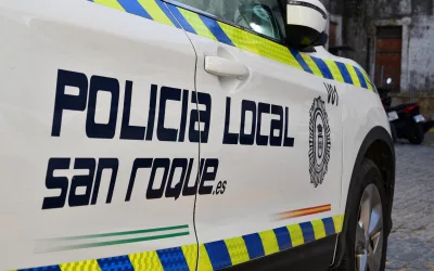 Un conductor embiste para huir a un vehículo de la Policía Local