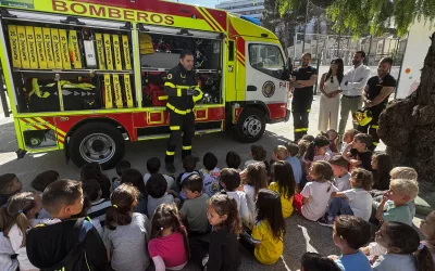 Bomberos explican su labor a los escolares del CEIP Barbésula de San Enrique