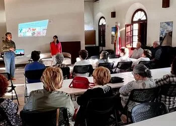 Usuarios de los Talleres de Memoria reciben charlas sobre uso responsable de los medicamentos
