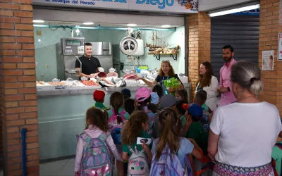 Visita de alumnado del CEIP Coronada al Mercado Diego Ponce