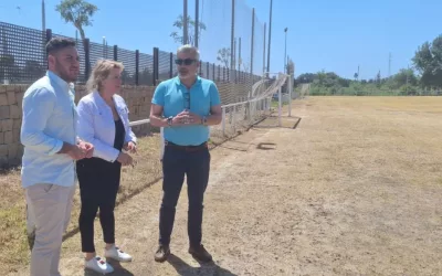 Resiembra del campo de fútbol de San Enrique, que contará con dos pistas de pádel
