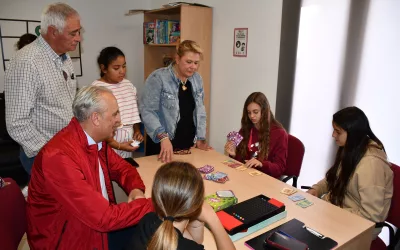 Visita del alcalde al centro Suma-T, para población de entre 10 y 17 años del Valle del Guadiaro