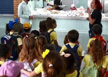 Pequeños del CEIP Santa María Coronada conocen el Mercado Diego Ponce