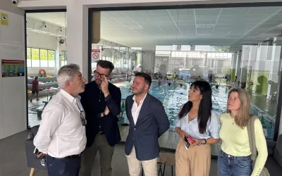 Alumnos de la escuela infantil Puente de Hierro visitan la piscina