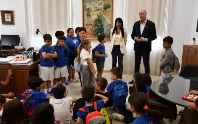 El alcalde atiende a estudiantes del CEIP Taraguilla por la actividad “Conoce tu ayuntamiento”