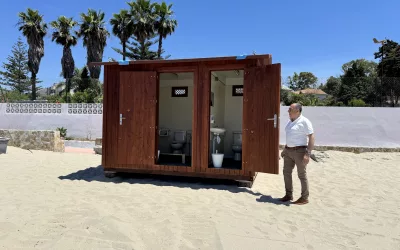 Instalan nuevos servicios adaptados en la playa de Campamento
