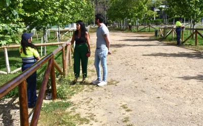 Trabajos de mantenimiento en la zona verde situada a la entrada de Puente Mayorga