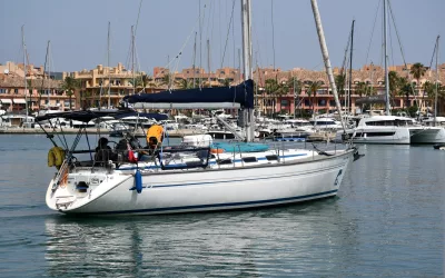 Puerto Sotogrande acoge una experiencia náutica para 27 jóvenes pacientes oncológicos