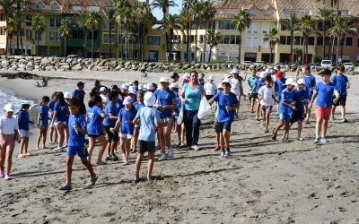 Cinco clases del Gloria Fuertes aprenden sobre medio ambiente en la playa de Torreguadiaro
