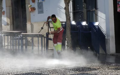 Limpieza profunda en la plaza de la Iglesia