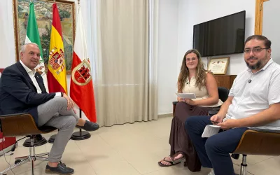 Ruiz Boix destaca el dato del paro, el más bajo registrado en los últimos 18 años, en la entrevista del primer número de Viva San Roque