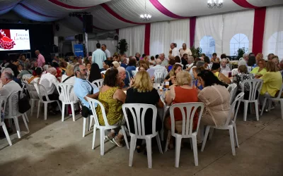 Más de 180 mayores disfrutan de la Cena de la Tercera Edad de la Feria de La Bahía