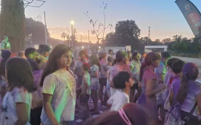 La juventud de Guadiaro se entrega a su Holi Fiesta de Colores