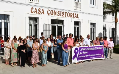 Minuto de silencio por las víctimas del incendio de Almería y las asesinadas por violencia de género