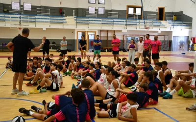 Fernando Vega visita el campus de baloncesto del Centurias y saluda al entrenador Luis Guil