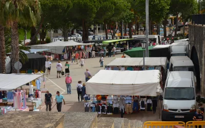 El mercadillo se despide este domingo por la Feria Real y no volverá hasta el 23 de agosto
