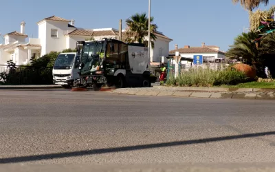 Limpieza especial en Torreguadiaro, donde este jueves empiezan las Fiestas del Carmen