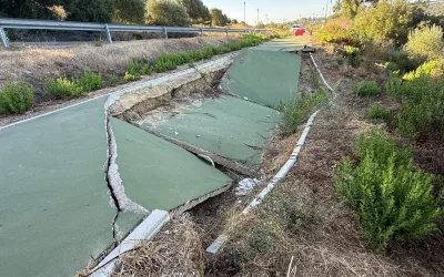 El alcalde exige a la Junta que repare el socavón del carril bici de la carretera de Arenillas