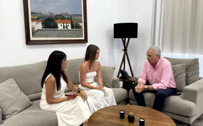 El alcalde felicita a Sara, que con 14 años ha obtenido el nivel de inglés C2