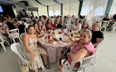 Un centenar de mujeres toman la Feria de San Enrique en su tradicional almuerzo