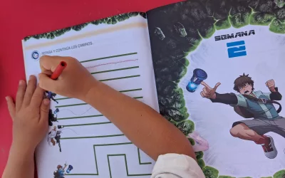 La Biblioplaya de Torreguadiaro vuelve a entretener a muchos pequeños en la tarde del sábado