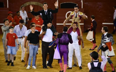 David Galván y Joaquín Galdós cortan tres orejas en San Roque y salen a hombros de la plaza
