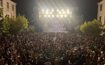 Asistencia masiva al concierto de Los Yakis y Tatiana Delalvz en la Plaza de las Constituciones