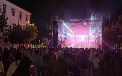 Excelentes versiones de grandes artistas españoles en la Noche de Tributos de la Plaza de las Constituciones