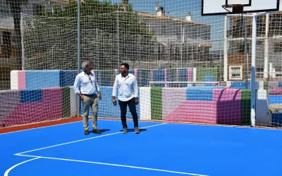 Instaladas redes parabalones en todo el perímetro de las pistas de colores de Los Olivillos