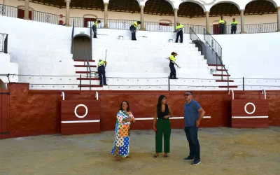 Trabajos de mantenimiento de la Plaza de Toros, para que esté lista de cara a la corrida de feria