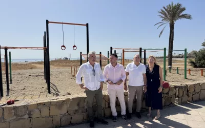 El nuevo parque de calistenia en la playa de Torreguadiaro, casi finalizado