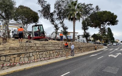 El Ayuntamiento de San Roque ajardina la entrada al municipio por El Chorro