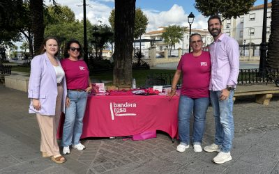 San Roque visibiliza el cáncer de mama con una mesa informativa en la Alameda Alfonso XI